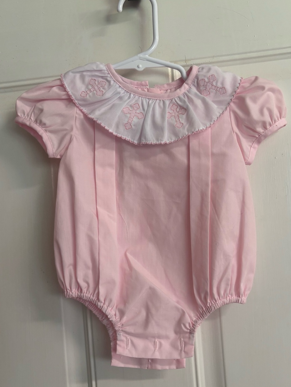 3M Anavini Pink short sleeve Ruffle Collar Embroidered Crosses Bubble.  In EUC!